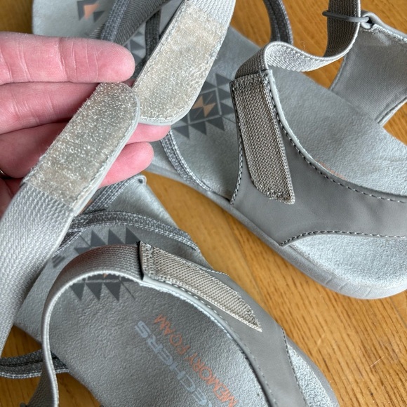 SKECHERS REGGAE SLIM MEADOW GRAZER SANDALS Shoes Aplix 163193 Taupe Beige Size 8 - Picture 11 of 13